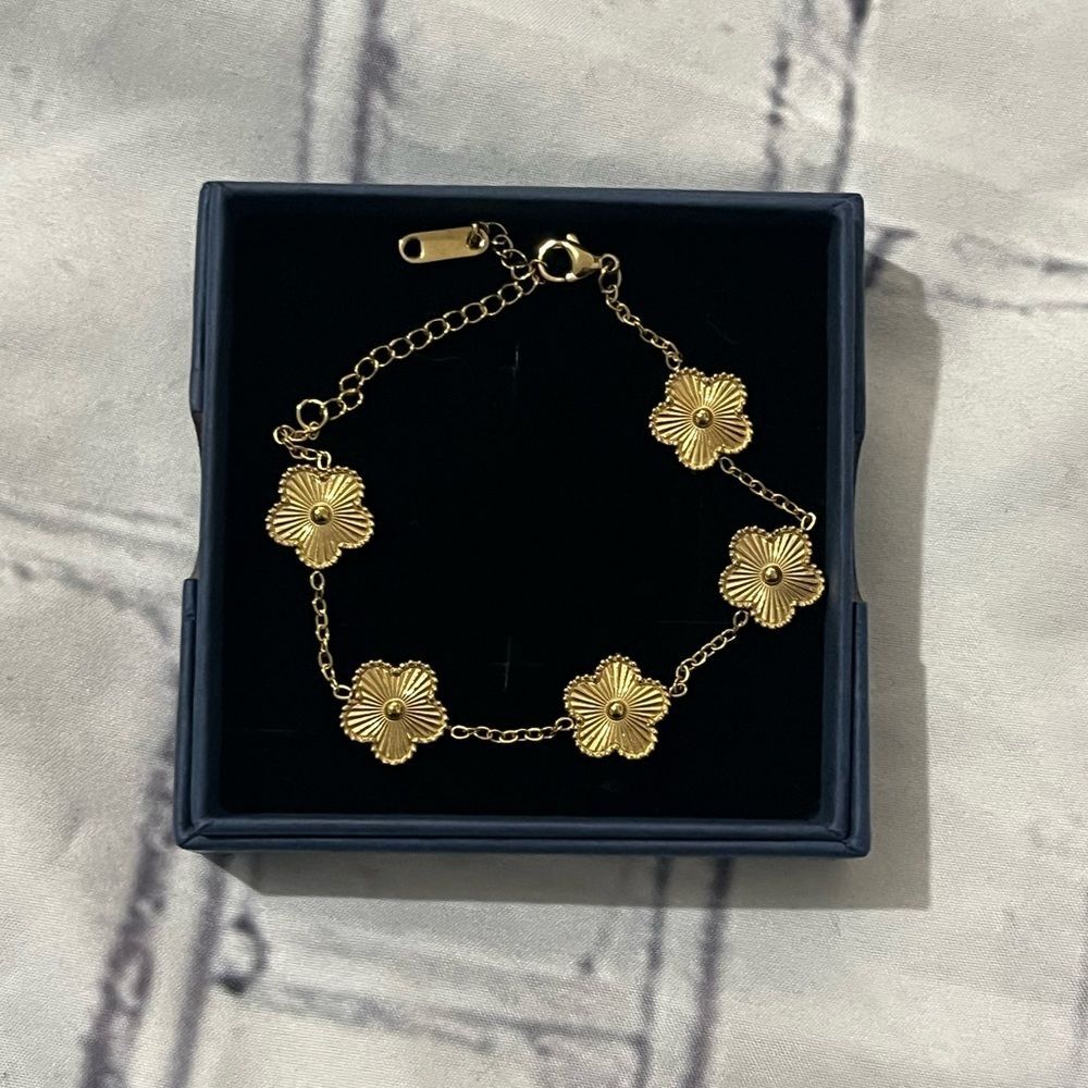 18K Gold Dainty Textured Clover Charm Bracelet Alhambra Luxury